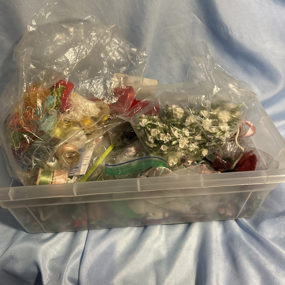 Lot Of Sewing Notions Pre Tied Bows Vintage Spools Appliqués Roses Crafts
